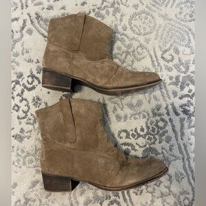 Women’s boutique tan mini cowgirl/dress boots/ booties